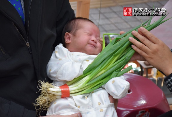 剃胎毛、滿月剃頭、嬰兒剃頭、嬰兒理髮、嬰兒剃髮、嬰兒剃胎毛、嬰兒滿月剃頭、寶寶剃頭、剃胎毛儀式、剃胎毛吉祥話、滿月剃頭儀式、滿月剃頭吉祥話、寶寶剃胎毛、寶寶滿月剃頭理髮、新竹香山區剃胎毛、新竹香山區滿月剃頭、新竹香山區嬰兒剃頭剃胎毛、新竹香山區嬰兒理髮、新竹香山區嬰兒剃髮、黃寶寶(新竹香山區嬰兒寶寶滿月剃頭理髮、免費嬰兒剃胎毛儀式吉祥話)。中國風會場，爸媽寶貝免費穿「日中韓」古裝禮服。專業拍照、DVD光碟、證書。★購買「臍帶章、肚臍章、胎毛筆刷印章」贈送：剃頭、收涎、抓周，三選一。2016.02.03 照片12