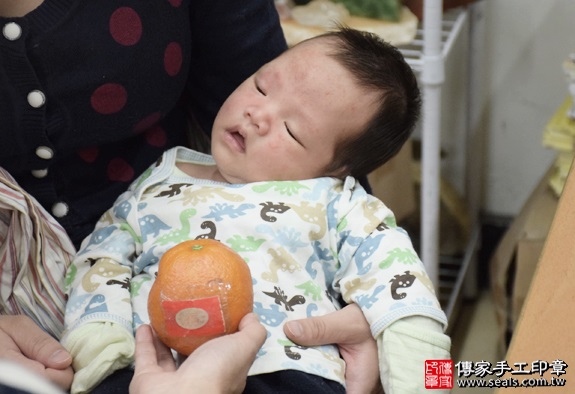 剃胎毛、滿月剃頭、嬰兒剃頭、嬰兒理髮、嬰兒剃髮、嬰兒剃胎毛、嬰兒滿月剃頭、寶寶剃頭、剃胎毛儀式、剃胎毛吉祥話、滿月剃頭儀式、滿月剃頭吉祥話、寶寶剃胎毛、寶寶滿月剃頭理髮、新北永和區剃胎毛、新北永和區滿月剃頭、新北永和區嬰兒剃頭剃胎毛、新北永和區嬰兒理髮、新北永和區嬰兒剃髮、王寶寶(新北永和區嬰兒寶寶滿月剃頭理髮、免費嬰兒剃胎毛儀式吉祥話)。中國風會場，爸媽寶貝免費穿「日中韓」古裝禮服。專業拍照、DVD光碟、證書。★購買「臍帶章、肚臍章、胎毛筆刷印章」贈送：剃頭、收涎、抓周，三選一。2016.03.31  照片9
