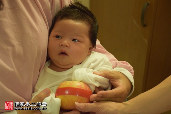 剃胎毛、滿月剃頭、嬰兒剃頭、嬰兒理髮、嬰兒剃髮、嬰兒剃胎毛、嬰兒滿月剃頭、寶寶剃頭、剃胎毛儀式、剃胎毛吉祥話、滿月剃頭儀式、滿月剃頭吉祥話、寶寶剃胎毛、寶寶滿月剃頭理髮、 新北土城區剃胎毛、新北土城區滿月剃頭、 新北土城區嬰兒剃頭剃胎毛、新北土城區嬰兒理髮、新北土城區嬰兒剃髮、黃寶寶(新北土城區到府嬰兒寶寶滿月剃頭理髮、免費到府嬰兒剃胎毛儀式吉祥話)。到府剃頭剃胎毛主持、專業拍照、DVD光碟、證書。★購買「臍帶章、肚臍章、胎毛筆刷印章」贈送：剃頭、收涎、抓周，三選一。2017.06.10  照片8