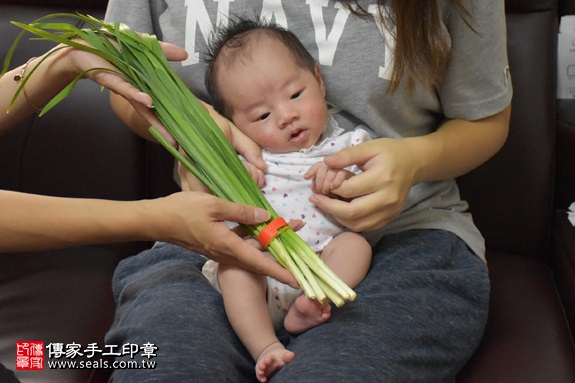 剃胎毛、滿月剃頭、嬰兒剃頭、嬰兒理髮、嬰兒剃髮、嬰兒剃胎毛、嬰兒滿月剃頭、寶寶剃頭、剃胎毛儀式、剃胎毛吉祥話、滿月剃頭儀式、滿月剃頭吉祥話、寶寶剃胎毛、寶寶滿月剃頭理髮、 新北市板橋地區剃胎毛、新北市板橋地區滿月剃頭、新北市板橋地區嬰兒剃頭剃胎毛、新北市板橋地區嬰兒理髮、新北市嬰兒剃髮、 蔡寶寶(新北板橋區到府嬰兒寶寶滿月剃頭理髮、免費到府嬰兒剃胎毛儀式吉祥話)。到府剃頭剃胎毛主持、專業拍照、DVD光碟、證書。★購買「臍帶章、肚臍章、胎毛筆刷印章」贈送：剃頭、收涎、抓周，三選一。2017.08.16照片12