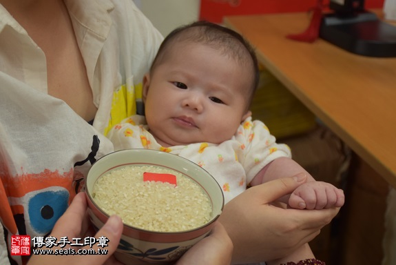 剃胎毛、滿月剃頭、嬰兒剃頭、嬰兒理髮、嬰兒剃髮、嬰兒剃胎毛、嬰兒滿月剃頭、寶寶剃頭、剃胎毛儀式、剃胎毛吉祥話、滿月剃頭儀式、滿月剃頭吉祥話、寶寶剃胎毛、寶寶滿月剃頭理髮、 新北市永和地區剃胎毛、新北市永和地區滿月剃頭、新北市永和地區嬰兒剃頭剃胎毛、新北市永和地區嬰兒理髮、新北市嬰兒剃髮、陳寶寶(新北永和區嬰兒寶寶滿月剃頭理髮、免費嬰兒剃胎毛儀式吉祥話)。中國風會場，爸媽寶貝免費穿「日中韓」古裝禮服。專業拍照、DVD光碟、證書。★購買「臍帶章、肚臍章、胎毛筆刷印章」贈送：剃頭、收涎、抓周，三選一。2017.09.23照片6