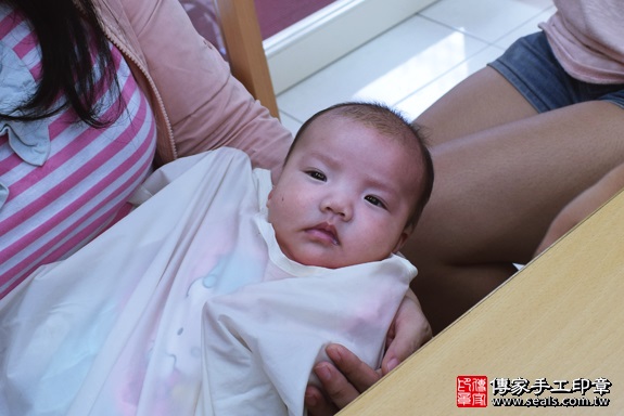 剃胎毛、滿月剃頭、嬰兒剃頭、嬰兒理髮、嬰兒剃髮、嬰兒剃胎毛、嬰兒滿月剃頭、寶寶剃頭、剃胎毛儀式、剃胎毛吉祥話、滿月剃頭儀式、滿月剃頭吉祥話、寶寶剃胎毛、寶寶滿月剃頭理髮、 高雄市鳳山地區剃胎毛、高雄市鳳山地區滿月剃頭、高雄市鳳山地區嬰兒剃頭剃胎毛、高雄市鳳山地區嬰兒理髮、高雄市嬰兒剃髮、王寶寶(高雄鳳山區嬰兒寶寶滿月剃頭理髮、免費嬰兒剃胎毛儀式吉祥話)。中國風會場，爸媽寶貝免費穿「日中韓」古裝禮服。專業拍照、DVD光碟、證書。★購買「臍帶章、肚臍章、胎毛筆刷印章」贈送：剃頭、收涎、抓周，三選一。2017.10.08照片15