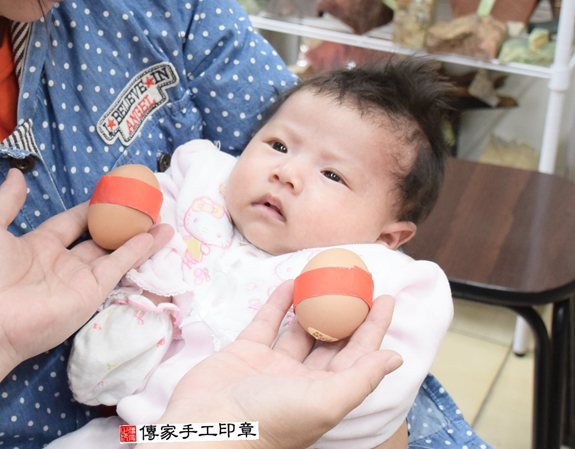 劉寶寶(新北永和區嬰兒寶寶滿月剃頭理髮、免費嬰兒剃胎毛儀式吉祥話)。中國風會場，爸媽寶貝免費穿「日中韓」古裝禮服。專業拍照、DVD光碟、證書。★購買「臍帶章、肚臍章、胎毛筆刷印章」贈送：剃頭、收涎、抓周，三選一。 2015.11.26 照片3