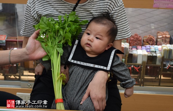 剃胎毛、滿月剃頭、嬰兒剃頭、嬰兒理髮、嬰兒剃髮、嬰兒剃胎毛、嬰兒滿月剃頭、寶寶剃頭、剃胎毛儀式、剃胎毛吉祥話、滿月剃頭儀式、滿月剃頭吉祥話、寶寶剃胎毛、寶寶滿月剃頭理髮、新北永和區剃胎毛、新北永和區滿月剃頭、新北永和區嬰兒剃頭剃胎毛、新北永和區嬰兒理髮、新北永和區嬰兒剃髮、蘇寶寶(新北永和區嬰兒寶寶滿月剃頭理髮、免費嬰兒剃胎毛儀式吉祥話)。中國風會場，爸媽寶貝免費穿「日中韓」古裝禮服。專業拍照、DVD光碟、證書。★購買「臍帶章、肚臍章、胎毛筆刷印章」贈送：剃頭、收涎、抓周，三選一。2017.04.23 照片11