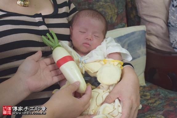 剃胎毛、滿月剃頭、嬰兒剃頭、嬰兒理髮、嬰兒剃髮、嬰兒剃胎毛、嬰兒滿月剃頭、寶寶剃頭、剃胎毛儀式、剃胎毛吉祥話、滿月剃頭儀式、滿月剃頭吉祥話、寶寶剃胎毛、寶寶滿月剃頭理髮、 新北中和區剃胎毛、新北中和區滿月剃頭、 新北中和區嬰兒剃頭剃胎毛、新北中和區嬰兒理髮、新北中和區嬰兒剃髮、黃寶寶(新北中和區到府嬰兒寶寶滿月剃頭理髮、免費到府嬰兒剃胎毛儀式吉祥話)。到府剃頭剃胎毛主持、專業拍照、DVD光碟、證書。★購買「臍帶章、肚臍章、胎毛筆刷印章」贈送：剃頭、收涎、抓周，三選一。2017.05.19  照片10