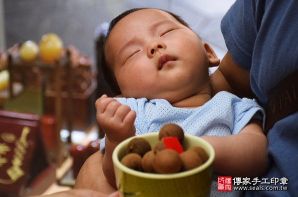 剃胎毛、滿月剃頭、嬰兒剃頭、嬰兒理髮、嬰兒剃髮、嬰兒剃胎毛、嬰兒滿月剃頭、寶寶剃頭、剃胎毛儀式、剃胎毛吉祥話、滿月剃頭儀式、滿月剃頭吉祥話、寶寶剃胎毛、寶寶滿月剃頭理髮、台中北區剃胎毛、台中北區滿月剃頭、台中北區嬰兒剃頭剃胎毛、台中北區嬰兒理髮、台中北區嬰兒剃髮、顏寶寶(台中北區嬰兒寶寶滿月剃頭理髮、免費嬰兒剃胎毛儀式吉祥話)。中國風會場，爸媽寶貝免費穿「日中韓」古裝禮服。專業拍照、DVD光碟、證書。★購買「臍帶章、肚臍章、胎毛筆刷印章」贈送：剃頭、收涎、抓周，三選一。2016.03.06 照片7