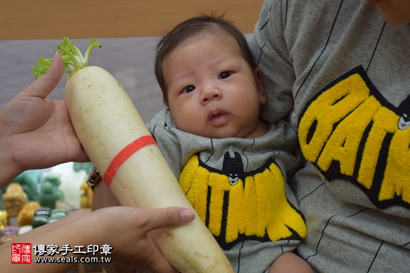 剃胎毛、滿月剃頭、嬰兒剃頭、嬰兒理髮、嬰兒剃髮、嬰兒剃胎毛、嬰兒滿月剃頭、寶寶剃頭、剃胎毛儀式、剃胎毛吉祥話、滿月剃頭儀式、滿月剃頭吉祥話、寶寶剃胎毛、寶寶滿月剃頭理髮、新北永和區剃胎毛、新北永和區滿月剃頭、新北永和區嬰兒剃頭剃胎毛、新北永和區嬰兒理髮、新北永和區嬰兒剃髮、華寶寶(新北永和區嬰兒寶寶滿月剃頭理髮、免費嬰兒剃胎毛儀式吉祥話)。中國風會場，爸媽寶貝免費穿「日中韓」古裝禮服。專業拍照、DVD光碟、證書。★購買「臍帶章、肚臍章、胎毛筆刷印章」贈送：剃頭、收涎、抓周，三選一。2017.06.29 照片13