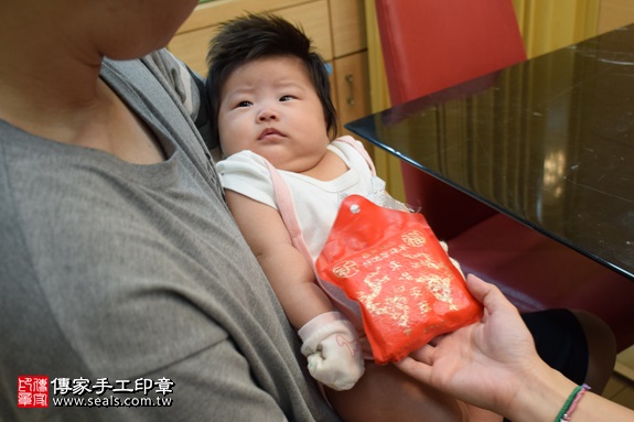 剃胎毛、滿月剃頭、嬰兒剃頭、嬰兒理髮、嬰兒剃髮、嬰兒剃胎毛、嬰兒滿月剃頭、寶寶剃頭、剃胎毛儀式、剃胎毛吉祥話、滿月剃頭儀式、滿月剃頭吉祥話、寶寶剃胎毛、寶寶滿月剃頭理髮、 桃園市蘆竹地區剃胎毛、桃園市蘆竹地區滿月剃頭、桃園市蘆竹地區嬰兒剃頭剃胎毛、桃園市蘆竹地區嬰兒理髮、桃園市嬰兒剃髮、 簡寶寶(桃園蘆竹區到府嬰兒寶寶滿月剃頭理髮、免費到府嬰兒剃胎毛儀式吉祥話)。到府剃頭剃胎毛主持、專業拍照、DVD光碟、證書。★購買「臍帶章、肚臍章、胎毛筆刷印章」贈送：剃頭、收涎、抓周，三選一。2017.09.02照片6