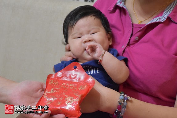 剃胎毛、滿月剃頭、嬰兒剃頭、嬰兒理髮、嬰兒剃髮、嬰兒剃胎毛、嬰兒滿月剃頭、寶寶剃頭、剃胎毛儀式、剃胎毛吉祥話、滿月剃頭儀式、滿月剃頭吉祥話、寶寶剃胎毛、寶寶滿月剃頭理髮、 新竹縣竹北地區剃胎毛、新竹縣竹北地區滿月剃頭、新竹縣竹北地區嬰兒剃頭剃胎毛、新竹縣竹北地區嬰兒理髮、新竹縣嬰兒剃髮、黃寶寶(新北竹北市到府嬰兒寶寶滿月剃頭理髮、免費到府嬰兒剃胎毛儀式吉祥話)。到府剃頭剃胎毛主持、專業拍照、DVD光碟、證書。★購買「臍帶章、肚臍章、胎毛筆刷印章」贈送：剃頭、收涎、抓周，三選一。2017.10.08照片5