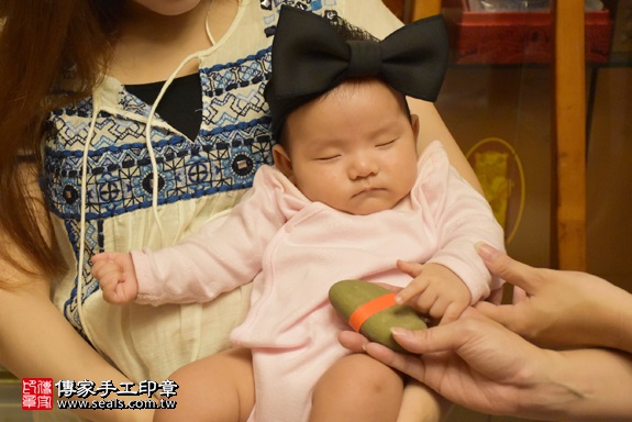 剃胎毛、滿月剃頭、嬰兒剃頭、嬰兒理髮、嬰兒剃髮、嬰兒剃胎毛、嬰兒滿月剃頭、寶寶剃頭、剃胎毛儀式、剃胎毛吉祥話、滿月剃頭儀式、滿月剃頭吉祥話、寶寶剃胎毛、寶寶滿月剃頭理髮、 新北市新莊地區剃胎毛、新北市新莊地區滿月剃頭、新北市新莊地區嬰兒剃頭剃胎毛、新北市新莊地區嬰兒理髮、新北市嬰兒剃髮、莊寶寶(新北新莊區到府嬰兒寶寶滿月剃頭理髮、免費到府嬰兒剃胎毛儀式吉祥話)。到府剃頭剃胎毛主持、專業拍照、DVD光碟、證書。★購買「臍帶章、肚臍章、胎毛筆刷印章」贈送：剃頭、收涎、抓周，三選一。2017.10.14照片6