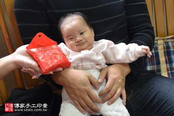 剃胎毛、滿月剃頭、嬰兒剃頭、嬰兒理髮、嬰兒剃髮、嬰兒剃胎毛、嬰兒滿月剃頭、寶寶剃頭、剃胎毛儀式、剃胎毛吉祥話、滿月剃頭儀式、滿月剃頭吉祥話、寶寶剃胎毛、寶寶滿月剃頭理髮、 新北市淡水地區剃胎毛、新北市淡水地區滿月剃頭、新北市淡水地區嬰兒剃頭剃胎毛、新北市淡水地區嬰兒理髮、新北市嬰兒剃髮、葉寶寶(新北淡水區到府嬰兒寶寶滿月剃頭理髮、免費到府嬰兒剃胎毛儀式吉祥話)。到府剃頭剃胎毛主持、專業拍照、DVD光碟、證書。★購買「臍帶章、肚臍章、胎毛筆刷印章」贈送：剃頭、收涎、抓周，三選一。2017.11.15照片6