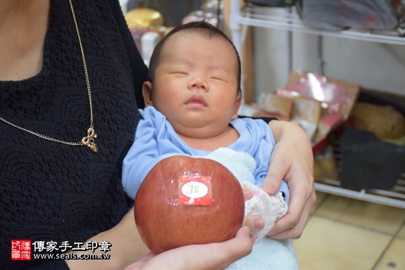 剃胎毛、滿月剃頭、嬰兒剃頭、嬰兒理髮、嬰兒剃髮、嬰兒剃胎毛、嬰兒滿月剃頭、寶寶剃頭、剃胎毛儀式、剃胎毛吉祥話、滿月剃頭儀式、滿月剃頭吉祥話、寶寶剃胎毛、寶寶滿月剃頭理髮、 新北市永和地區剃胎毛、新北市永和地區滿月剃頭、新北市永和地區嬰兒剃頭剃胎毛、新北市永和地區嬰兒理髮、新北市嬰兒剃髮、王寶寶(新北永和區嬰兒寶寶滿月剃頭理髮、免費嬰兒剃胎毛儀式吉祥話)。中國風會場，爸媽寶貝免費穿「日中韓」古裝禮服。專業拍照、DVD光碟、證書。★購買「臍帶章、肚臍章、胎毛筆刷印章」贈送：剃頭、收涎、抓周，三選一。2017.11.18照片9