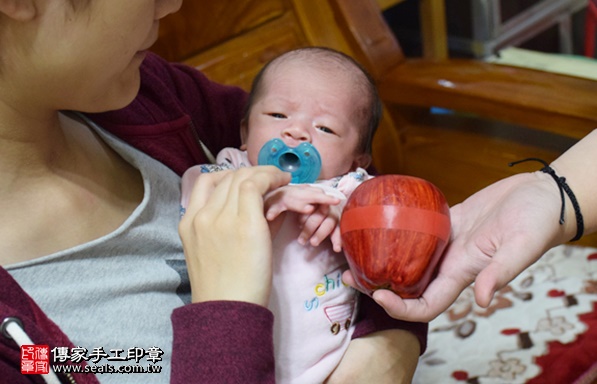 剃胎毛、滿月剃頭、嬰兒剃頭、嬰兒理髮、嬰兒剃髮、嬰兒剃胎毛、嬰兒滿月剃頭、寶寶剃頭、剃胎毛儀式、剃胎毛吉祥話、滿月剃頭儀式、滿月剃頭吉祥話、寶寶剃胎毛、寶寶滿月剃頭理髮、 新北市新莊地區剃胎毛、新北市新莊地區滿月剃頭、新北市新莊地區嬰兒剃頭剃胎毛、新北市新莊地區嬰兒理髮、新北市嬰兒剃髮、吳寶寶(新北新莊區到府嬰兒寶寶滿月剃頭理髮、免費到府嬰兒剃胎毛儀式吉祥話)。到府剃頭剃胎毛主持、專業拍照、DVD光碟、證書。★購買「臍帶章、肚臍章、胎毛筆刷印章」贈送：剃頭、收涎、抓周，三選一。2017.12.15照片8