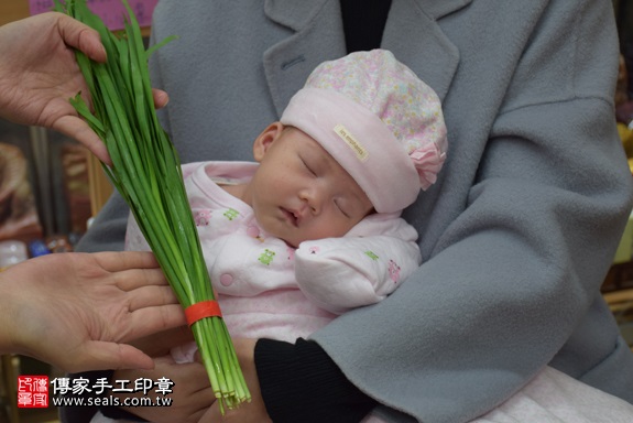 剃胎毛、滿月剃頭、嬰兒剃頭、嬰兒理髮、嬰兒剃髮、嬰兒剃胎毛、嬰兒滿月剃頭、寶寶剃頭、剃胎毛儀式、剃胎毛吉祥話、滿月剃頭儀式、滿月剃頭吉祥話、寶寶剃胎毛、寶寶滿月剃頭理髮、 新北市永和地區剃胎毛、新北市永和地區滿月剃頭、新北市永和地區嬰兒剃頭剃胎毛、新北市永和地區嬰兒理髮、新北市嬰兒剃髮、謝寶寶(新北永和區嬰兒寶寶滿月剃頭理髮、免費嬰兒剃胎毛儀式吉祥話)。中國風會場，爸媽寶貝免費穿「日中韓」古裝禮服。專業拍照、DVD光碟、證書。★購買「臍帶章、肚臍章、胎毛筆刷印章」贈送：剃頭、收涎、抓周，三選一。2017.12.19照片14