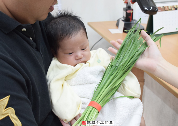 柳寶寶(新北永和區嬰兒寶寶滿月剃頭理髮、免費嬰兒剃胎毛儀式吉祥話)。中國風會場，爸媽寶貝免費穿「日中韓」古裝禮服。專業拍照、DVD光碟、證書。★購買「臍帶章、肚臍章、胎毛筆刷印章」贈送：剃頭、收涎、抓周，三選一。 2015.11.29 照片12