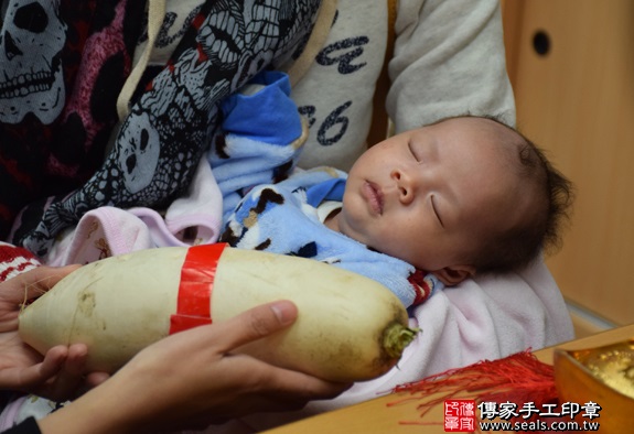 剃胎毛、滿月剃頭、嬰兒剃頭、嬰兒理髮、嬰兒剃髮、嬰兒剃胎毛、嬰兒滿月剃頭、寶寶剃頭、剃胎毛儀式、剃胎毛吉祥話、滿月剃頭儀式、滿月剃頭吉祥話、寶寶剃胎毛、寶寶滿月剃頭理髮、台中市北區剃胎毛、台中市北區滿月剃頭、台中市北區嬰兒剃頭剃胎毛、台中市北區嬰兒理髮、台中市北區嬰兒剃髮、黃寶寶(台中市北區嬰兒寶寶滿月剃頭理髮、免費嬰兒剃胎毛儀式吉祥話)。中國風會場，爸媽寶貝免費穿「日中韓」古裝禮服。專業拍照、DVD光碟、證書。★購買「臍帶章、肚臍章、胎毛筆刷印章」贈送：剃頭、收涎、抓周，三選一。2016.01.24 照片11