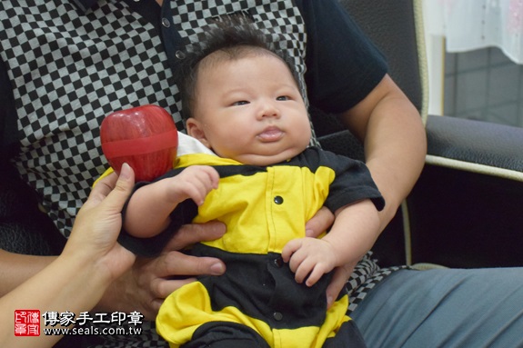 剃胎毛、滿月剃頭、嬰兒剃頭、嬰兒理髮、嬰兒剃髮、嬰兒剃胎毛、嬰兒滿月剃頭、寶寶剃頭、剃胎毛儀式、剃胎毛吉祥話、滿月剃頭儀式、滿月剃頭吉祥話、寶寶剃胎毛、寶寶滿月剃頭理髮、 新北市汐止地區剃胎毛、新北市汐止地區滿月剃頭、新北市汐止地區嬰兒剃頭剃胎毛、新北市汐止地區嬰兒理髮、新北市嬰兒剃髮、呂寶寶(新北汐止區到府嬰兒寶寶滿月剃頭理髮、免費到府嬰兒剃胎毛儀式吉祥話)。到府剃頭剃胎毛主持、專業拍照、DVD光碟、證書。★購買「臍帶章、肚臍章、胎毛筆刷印章」贈送：剃頭、收涎、抓周，三選一。2017.09.06照片8