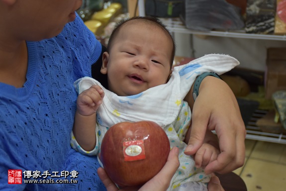 剃胎毛、滿月剃頭、嬰兒剃頭、嬰兒理髮、嬰兒剃髮、嬰兒剃胎毛、嬰兒滿月剃頭、寶寶剃頭、剃胎毛儀式、剃胎毛吉祥話、滿月剃頭儀式、滿月剃頭吉祥話、寶寶剃胎毛、寶寶滿月剃頭理髮、 新北市永和地區剃胎毛、新北市永和地區滿月剃頭、新北市永和地區嬰兒剃頭剃胎毛、新北市永和地區嬰兒理髮、新北市嬰兒剃髮、劉寶寶(新北永和區嬰兒寶寶滿月剃頭理髮、免費嬰兒剃胎毛儀式吉祥話)。中國風會場，爸媽寶貝免費穿「日中韓」古裝禮服。專業拍照、DVD光碟、證書。★購買「臍帶章、肚臍章、胎毛筆刷印章」贈送：剃頭、收涎、抓周，三選一。2017.11.05照片8