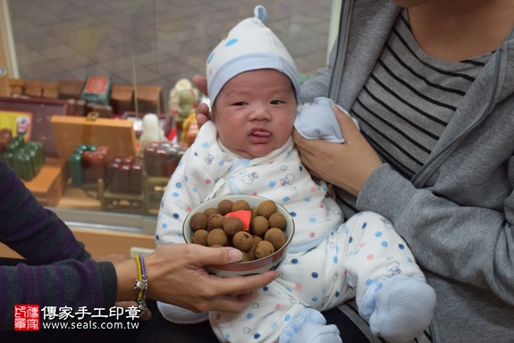 剃胎毛、滿月剃頭、嬰兒剃頭、嬰兒理髮、嬰兒剃髮、嬰兒剃胎毛、嬰兒滿月剃頭、寶寶剃頭、剃胎毛儀式、剃胎毛吉祥話、滿月剃頭儀式、滿月剃頭吉祥話、寶寶剃胎毛、寶寶滿月剃頭理髮、 新北市永和地區剃胎毛、新北市永和地區滿月剃頭、新北市永和地區嬰兒剃頭剃胎毛、新北市永和地區嬰兒理髮、新北市嬰兒剃髮、徐寶寶(新北永和區嬰兒寶寶滿月剃頭理髮、免費嬰兒剃胎毛儀式吉祥話)。中國風會場，爸媽寶貝免費穿「日中韓」古裝禮服。專業拍照、DVD光碟、證書。★購買「臍帶章、肚臍章、胎毛筆刷印章」贈送：剃頭、收涎、抓周，三選一。2017.11.21照片7