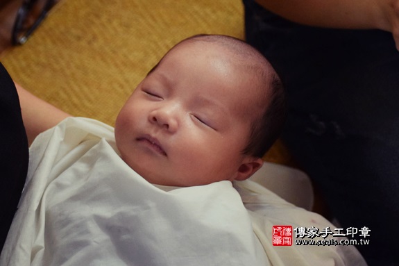 剃胎毛、滿月剃頭、嬰兒剃頭、嬰兒理髮、嬰兒剃髮、嬰兒剃胎毛、嬰兒滿月剃頭、寶寶剃頭、剃胎毛儀式、剃胎毛吉祥話、滿月剃頭儀式、滿月剃頭吉祥話、寶寶剃胎毛、寶寶滿月剃頭理髮、 彰化縣溪湖地區剃胎毛、彰化縣溪湖地區滿月剃頭、彰化縣溪湖地區嬰兒剃頭剃胎毛、彰化縣溪湖地區嬰兒理髮、彰化縣嬰兒剃髮、周寶寶(彰化溪湖鎮到府嬰兒寶寶滿月剃頭理髮、免費到府嬰兒剃胎毛儀式吉祥話)。到府剃頭剃胎毛主持、專業拍照、DVD光碟、證書。★購買「臍帶章、肚臍章、胎毛筆刷印章」贈送：剃頭、收涎、抓周，三選一。2017.11.18照片14