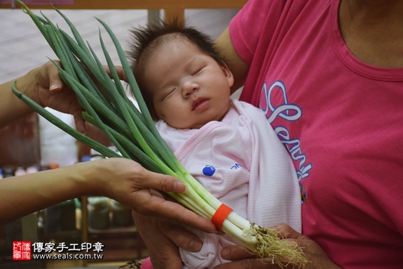 剃胎毛、滿月剃頭、嬰兒剃頭、嬰兒理髮、嬰兒剃髮、嬰兒剃胎毛、嬰兒滿月剃頭、寶寶剃頭、剃胎毛儀式、剃胎毛吉祥話、滿月剃頭儀式、滿月剃頭吉祥話、寶寶剃胎毛、寶寶滿月剃頭理髮、新北永和區剃胎毛、新北永和區滿月剃頭、新北永和區嬰兒剃頭剃胎毛、新北永和區嬰兒理髮、新北永和區嬰兒剃髮、葉寶寶(新北永和區嬰兒寶寶滿月剃頭理髮、免費嬰兒剃胎毛儀式吉祥話)。中國風會場，爸媽寶貝免費穿「日中韓」古裝禮服。專業拍照、DVD光碟、證書。★購買「臍帶章、肚臍章、胎毛筆刷印章」贈送：剃頭、收涎、抓周，三選一。2016.10.24 照片12