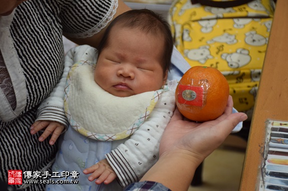 剃胎毛、滿月剃頭、嬰兒剃頭、嬰兒理髮、嬰兒剃髮、嬰兒剃胎毛、嬰兒滿月剃頭、寶寶剃頭、剃胎毛儀式、剃胎毛吉祥話、滿月剃頭儀式、滿月剃頭吉祥話、寶寶剃胎毛、寶寶滿月剃頭理髮、新北永和區剃胎毛、新北永和區滿月剃頭、新北永和區嬰兒剃頭剃胎毛、新北永和區嬰兒理髮、新北永和區嬰兒剃髮、陳寶寶(新北永和區嬰兒寶寶滿月剃頭理髮、免費嬰兒剃胎毛儀式吉祥話)。中國風會場，爸媽寶貝免費穿「日中韓」古裝禮服。專業拍照、DVD光碟、證書。★購買「臍帶章、肚臍章、胎毛筆刷印章」贈送：剃頭、收涎、抓周，三選一。2016.12.24 照片9