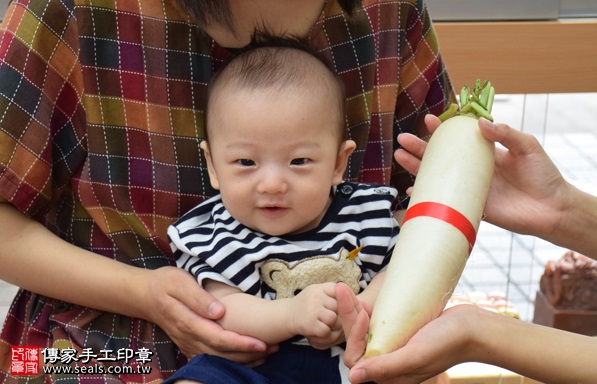 剃胎毛、滿月剃頭、嬰兒剃頭、嬰兒理髮、嬰兒剃髮、嬰兒剃胎毛、嬰兒滿月剃頭、寶寶剃頭、剃胎毛儀式、剃胎毛吉祥話、滿月剃頭儀式、滿月剃頭吉祥話、寶寶剃胎毛、寶寶滿月剃頭理髮、 新竹市香山地區剃胎毛、新竹市香山地區滿月剃頭、新竹市香山地區嬰兒剃頭剃胎毛、新竹市香山地區嬰兒理髮、新竹市嬰兒剃髮、 葉寶寶(新竹香山區嬰兒寶寶滿月剃頭理髮、免費嬰兒剃胎毛儀式吉祥話)。中國風會場，爸媽寶貝免費穿「日中韓」古裝禮服。專業拍照、DVD光碟、證書。★購買「臍帶章、肚臍章、胎毛筆刷印章」贈送：剃頭、收涎、抓周，三選一。2017.09.09照片13