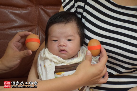 剃胎毛、滿月剃頭、嬰兒剃頭、嬰兒理髮、嬰兒剃髮、嬰兒剃胎毛、嬰兒滿月剃頭、寶寶剃頭、剃胎毛儀式、剃胎毛吉祥話、滿月剃頭儀式、滿月剃頭吉祥話、寶寶剃胎毛、寶寶滿月剃頭理髮、 新竹縣竹東地區剃胎毛、新竹縣竹東地區滿月剃頭、新竹縣竹東地區嬰兒剃頭剃胎毛、新竹縣竹東地區嬰兒理髮、新竹縣嬰兒剃髮、 林寶寶(新竹竹東鎮到府嬰兒寶寶滿月剃頭理髮、免費到府嬰兒剃胎毛儀式吉祥話)。到府剃頭剃胎毛主持、專業拍照、DVD光碟、證書。★購買「臍帶章、肚臍章、胎毛筆刷印章」贈送：剃頭、收涎、抓周，三選一。2017.09.03照片3