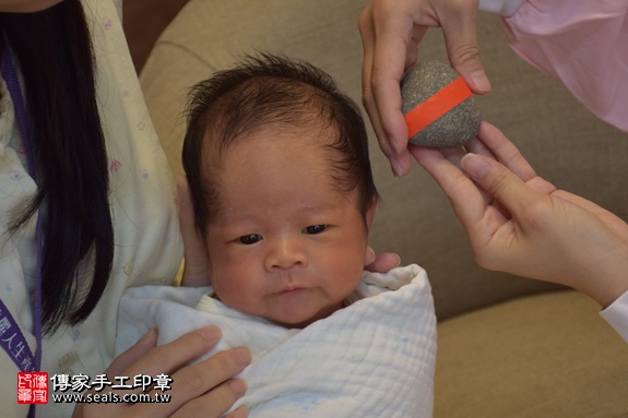 剃胎毛、滿月剃頭、嬰兒剃頭、嬰兒理髮、嬰兒剃髮、嬰兒剃胎毛、嬰兒滿月剃頭、寶寶剃頭、剃胎毛儀式、剃胎毛吉祥話、滿月剃頭儀式、滿月剃頭吉祥話、寶寶剃胎毛、寶寶滿月剃頭理髮、 新北市三重地區剃胎毛、新北市三重地區滿月剃頭、新北市三重地區嬰兒剃頭剃胎毛、新北市三重地區嬰兒理髮、新北市嬰兒剃髮、張寶寶(新北三重區到府嬰兒寶寶滿月剃頭理髮、免費到府嬰兒剃胎毛儀式吉祥話)。到府剃頭剃胎毛主持、專業拍照、DVD光碟、證書。★購買「臍帶章、肚臍章、胎毛筆刷印章」贈送：剃頭、收涎、抓周，三選一。2017.09.09照片5