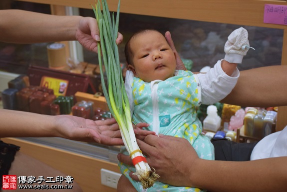 剃胎毛、滿月剃頭、嬰兒剃頭、嬰兒理髮、嬰兒剃髮、嬰兒剃胎毛、嬰兒滿月剃頭、寶寶剃頭、剃胎毛儀式、剃胎毛吉祥話、滿月剃頭儀式、滿月剃頭吉祥話、寶寶剃胎毛、寶寶滿月剃頭理髮、 新北市永和地區剃胎毛、新北市永和地區滿月剃頭、新北市永和地區嬰兒剃頭剃胎毛、新北市永和地區嬰兒理髮、新北市嬰兒剃髮、吳寶寶(新北永和區嬰兒寶寶滿月剃頭理髮、免費嬰兒剃胎毛儀式吉祥話)。中國風會場，爸媽寶貝免費穿「日中韓」古裝禮服。專業拍照、DVD光碟、證書。★購買「臍帶章、肚臍章、胎毛筆刷印章」贈送：剃頭、收涎、抓周，三選一。2017.10.12照片12