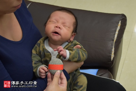 剃胎毛、滿月剃頭、嬰兒剃頭、嬰兒理髮、嬰兒剃髮、嬰兒剃胎毛、嬰兒滿月剃頭、寶寶剃頭、剃胎毛儀式、剃胎毛吉祥話、滿月剃頭儀式、滿月剃頭吉祥話、寶寶剃胎毛、寶寶滿月剃頭理髮、 新北市三重地區剃胎毛、新北市三重地區滿月剃頭、新北市三重地區嬰兒剃頭剃胎毛、新北市三重地區嬰兒理髮、新北市嬰兒剃髮、沈寶寶(新北三重區到府嬰兒寶寶滿月剃頭理髮、免費到府嬰兒剃胎毛儀式吉祥話)。到府剃頭剃胎毛主持、專業拍照、DVD光碟、證書。★購買「臍帶章、肚臍章、胎毛筆刷印章」贈送：剃頭、收涎、抓周，三選一。2017.11.17照片5