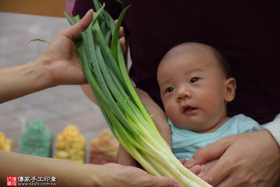 剃胎毛、滿月剃頭、嬰兒剃頭、嬰兒理髮、嬰兒剃髮、嬰兒剃胎毛、嬰兒滿月剃頭、寶寶剃頭、剃胎毛儀式、剃胎毛吉祥話、滿月剃頭儀式、滿月剃頭吉祥話、寶寶剃胎毛、寶寶滿月剃頭理髮、新北永和剃胎毛、新北永和滿月剃頭、新北永和嬰兒剃頭剃胎毛、新北永和嬰兒理髮、新北永和嬰兒剃髮、黃寶寶(新北永和嬰兒寶寶滿月剃頭理髮、免費嬰兒剃胎毛儀式吉祥話)。中國風會場，爸媽寶貝免費穿「日中韓」古裝禮服。專業拍照、DVD光碟、證書。★購買「臍帶章、肚臍章、胎毛筆刷印章」贈送：剃頭、收涎、抓周，三選一。2016.05.27  照片12