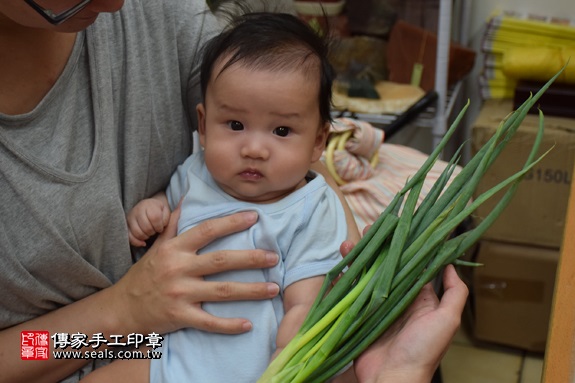 剃胎毛、滿月剃頭、嬰兒剃頭、嬰兒理髮、嬰兒剃髮、嬰兒剃胎毛、嬰兒滿月剃頭、寶寶剃頭、剃胎毛儀式、剃胎毛吉祥話、滿月剃頭儀式、滿月剃頭吉祥話、寶寶剃胎毛、寶寶滿月剃頭理髮、新北永和區剃胎毛、新北永和區滿月剃頭、新北永和區嬰兒剃頭剃胎毛、新北永和區嬰兒理髮、新北永和區嬰兒剃髮、韓寶寶(新北永和區嬰兒寶寶滿月剃頭理髮、免費嬰兒剃胎毛儀式吉祥話)。中國風會場，爸媽寶貝免費穿「日中韓」古裝禮服。專業拍照、DVD光碟、證書。★購買「臍帶章、肚臍章、胎毛筆刷印章」贈送：剃頭、收涎、抓周，三選一。2016.10.29 照片12