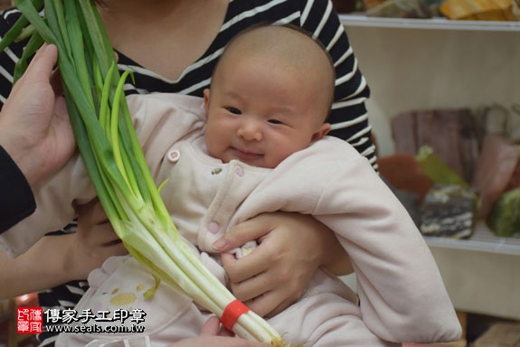 剃胎毛、滿月剃頭、嬰兒剃頭、嬰兒理髮、嬰兒剃髮、嬰兒剃胎毛、嬰兒滿月剃頭、寶寶剃頭、剃胎毛儀式、剃胎毛吉祥話、滿月剃頭儀式、滿月剃頭吉祥話、寶寶剃胎毛、寶寶滿月剃頭理髮、新北永和區剃胎毛、新北永和區滿月剃頭、新北永和區嬰兒剃頭剃胎毛、新北永和區嬰兒理髮、新北永和區嬰兒剃髮、林寶寶(新北永和區嬰兒寶寶滿月剃頭理髮、免費嬰兒剃胎毛儀式吉祥話)。中國風會場，爸媽寶貝免費穿「日中韓」古裝禮服。專業拍照、DVD光碟、證書。★購買「臍帶章、肚臍章、胎毛筆刷印章」贈送：剃頭、收涎、抓周，三選一。2017.02.03 照片12