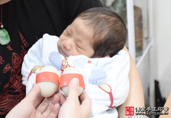 剃胎毛、滿月剃頭、嬰兒剃頭、嬰兒理髮、嬰兒剃髮、嬰兒剃胎毛、嬰兒滿月剃頭、寶寶剃頭、剃胎毛儀式、剃胎毛吉祥話、滿月剃頭儀式、滿月剃頭吉祥話、寶寶剃胎毛、寶寶滿月剃頭理髮、新北永和區剃胎毛、新北永和區滿月剃頭、新北永和區嬰兒剃頭剃胎毛、新北永和區嬰兒理髮、新北永和區嬰兒剃髮、陳寶寶(新北永和區嬰兒寶寶滿月剃頭理髮、免費嬰兒剃胎毛儀式吉祥話)。中國風會場，爸媽寶貝免費穿「日中韓」古裝禮服。專業拍照、DVD光碟、證書。★購買「臍帶章、肚臍章、胎毛筆刷印章」贈送：剃頭、收涎、抓周，三選一。2015.12.21 照片4