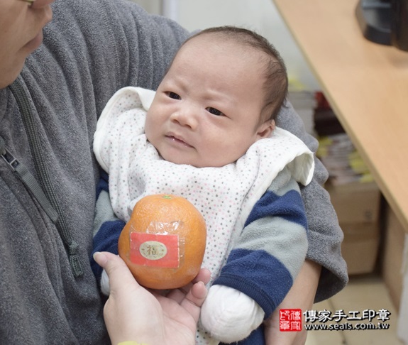 剃胎毛、滿月剃頭、嬰兒剃頭、嬰兒理髮、嬰兒剃髮、嬰兒剃胎毛、嬰兒滿月剃頭、寶寶剃頭、剃胎毛儀式、剃胎毛吉祥話、滿月剃頭儀式、滿月剃頭吉祥話、寶寶剃胎毛、寶寶滿月剃頭理髮、新北永和區剃胎毛、新北永和區滿月剃頭、新北永和區嬰兒剃頭剃胎毛、新北永和區嬰兒理髮、新北永和區嬰兒剃髮、簡寶寶(新北永和區嬰兒寶寶滿月剃頭理髮、免費嬰兒剃胎毛儀式吉祥話)。中國風會場，爸媽寶貝免費穿「日中韓」古裝禮服。專業拍照、DVD光碟、證書。★購買「臍帶章、肚臍章、胎毛筆刷印章」贈送：剃頭、收涎、抓周，三選一。2016.01.23 照片8