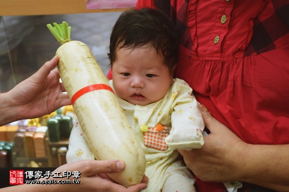 剃胎毛、滿月剃頭、嬰兒剃頭、嬰兒理髮、嬰兒剃髮、嬰兒剃胎毛、嬰兒滿月剃頭、寶寶剃頭、剃胎毛儀式、剃胎毛吉祥話、滿月剃頭儀式、滿月剃頭吉祥話、寶寶剃胎毛、寶寶滿月剃頭理髮、新北永和區剃胎毛、新北永和區滿月剃頭、新北永和區嬰兒剃頭剃胎毛、新北永和區嬰兒理髮、新北永和區嬰兒剃髮、周寶寶(新北永和區嬰兒寶寶滿月剃頭理髮、免費嬰兒剃胎毛儀式吉祥話)。中國風會場，爸媽寶貝免費穿「日中韓」古裝禮服。專業拍照、DVD光碟、證書。★購買「臍帶章、肚臍章、胎毛筆刷印章」贈送：剃頭、收涎、抓周，三選一。2017.05.13 照片13