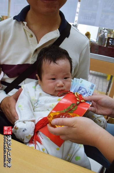 剃胎毛、滿月剃頭、嬰兒剃頭、嬰兒理髮、嬰兒剃髮、嬰兒剃胎毛、嬰兒滿月剃頭、寶寶剃頭、剃胎毛儀式、剃胎毛吉祥話、滿月剃頭儀式、滿月剃頭吉祥話、寶寶剃胎毛、寶寶滿月剃頭理髮、新竹香山區剃胎毛、新竹香山區滿月剃頭、新竹香山區嬰兒剃頭剃胎毛、新竹香山區嬰兒理髮、新竹香山區嬰兒剃髮、林寶寶(新竹香山區嬰兒寶寶滿月剃頭理髮、免費嬰兒剃胎毛儀式吉祥話)。中國風會場，爸媽寶貝免費穿「日中韓」古裝禮服。專業拍照、DVD光碟、證書。★購買「臍帶章、肚臍章、胎毛筆刷印章」贈送：剃頭、收涎、抓周，三選一。2016.03.19 照片15