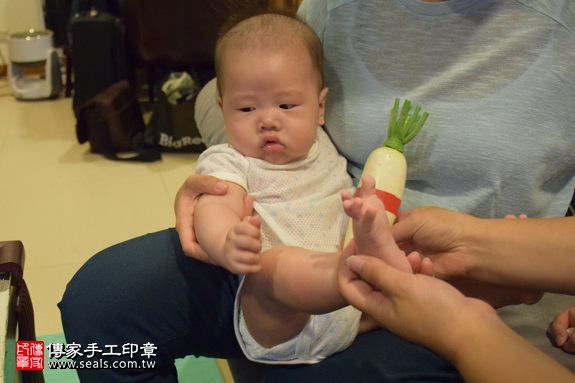 剃胎毛、滿月剃頭、嬰兒剃頭、嬰兒理髮、嬰兒剃髮、嬰兒剃胎毛、嬰兒滿月剃頭、寶寶剃頭、剃胎毛儀式、剃胎毛吉祥話、滿月剃頭儀式、滿月剃頭吉祥話、寶寶剃胎毛、寶寶滿月剃頭理髮、 台北文山區剃胎毛、台北文山區滿月剃頭、 台北文山區嬰兒剃頭剃胎毛、台北文山區嬰兒理髮、台北文山區嬰兒剃髮、張寶寶(台北文山區到府嬰兒寶寶滿月剃頭理髮、免費到府嬰兒剃胎毛儀式吉祥話)。到府剃頭剃胎毛主持、專業拍照、DVD光碟、證書。★購買「臍帶章、肚臍章、胎毛筆刷印章」贈送：剃頭、收涎、抓周，三選一。2017.06.28  照片11