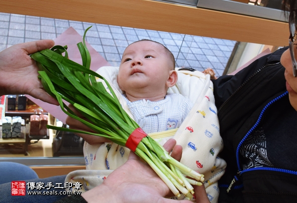 剃胎毛、滿月剃頭、嬰兒剃頭、嬰兒理髮、嬰兒剃髮、嬰兒剃胎毛、嬰兒滿月剃頭、寶寶剃頭、剃胎毛儀式、剃胎毛吉祥話、滿月剃頭儀式、滿月剃頭吉祥話、寶寶剃胎毛、寶寶滿月剃頭理髮、新竹香山區剃胎毛、新竹香山區滿月剃頭、新竹香山區嬰兒剃頭剃胎毛、新竹香山區嬰兒理髮、新竹香山區嬰兒剃髮、陳寶寶(新竹香山區嬰兒寶寶滿月剃頭理髮、免費嬰兒剃胎毛儀式吉祥話)。中國風會場，爸媽寶貝免費穿「日中韓」古裝禮服。專業拍照、DVD光碟、證書。★購買「臍帶章、肚臍章、胎毛筆刷印章」贈送：剃頭、收涎、抓周，三選一。2016.03.26  照片11