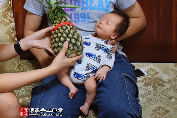 剃胎毛、滿月剃頭、嬰兒剃頭、嬰兒理髮、嬰兒剃髮、嬰兒剃胎毛、嬰兒滿月剃頭、寶寶剃頭、剃胎毛儀式、剃胎毛吉祥話、滿月剃頭儀式、滿月剃頭吉祥話、寶寶剃胎毛、寶寶滿月剃頭理髮、 高雄市仁武地區剃胎毛、高雄市仁武地區滿月剃頭、高雄市仁武地區嬰兒剃頭剃胎毛、高雄市仁武地區嬰兒理髮、高雄市嬰兒剃髮、柯寶寶(高雄仁武區府嬰兒寶寶滿月剃頭理髮、免費到府嬰兒剃胎毛儀式吉祥話)。到府剃頭剃胎毛主持、專業拍照、DVD光碟、證書。★購買「臍帶章、肚臍章、胎毛筆刷印章」贈送：剃頭、收涎、抓周，三選一。2017.09.19照片13