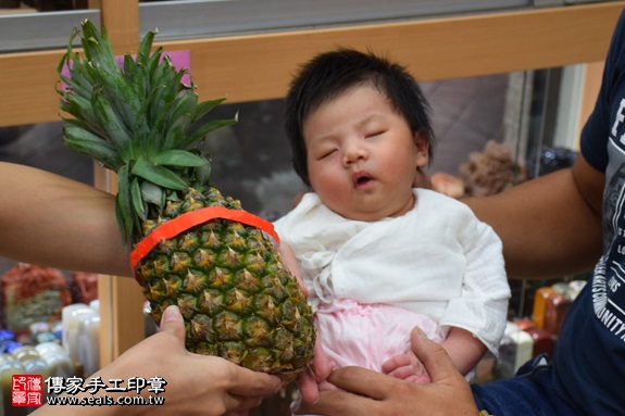 剃胎毛、滿月剃頭、嬰兒剃頭、嬰兒理髮、嬰兒剃髮、嬰兒剃胎毛、嬰兒滿月剃頭、寶寶剃頭、剃胎毛儀式、剃胎毛吉祥話、滿月剃頭儀式、滿月剃頭吉祥話、寶寶剃胎毛、寶寶滿月剃頭理髮、 新北市永和地區剃胎毛、新北市永和地區滿月剃頭、新北市永和地區嬰兒剃頭剃胎毛、新北市永和地區嬰兒理髮、新北市嬰兒剃髮、何寶寶(新北永和區嬰兒寶寶滿月剃頭理髮、免費嬰兒剃胎毛儀式吉祥話)。中國風會場，爸媽寶貝免費穿「日中韓」古裝禮服。專業拍照、DVD光碟、證書。★購買「臍帶章、肚臍章、胎毛筆刷印章」贈送：剃頭、收涎、抓周，三選一。2017.09.24照片14