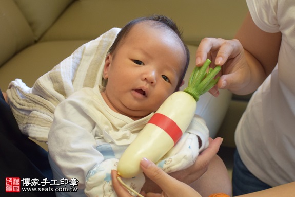 剃胎毛、滿月剃頭、嬰兒剃頭、嬰兒理髮、嬰兒剃髮、嬰兒剃胎毛、嬰兒滿月剃頭、寶寶剃頭、剃胎毛儀式、剃胎毛吉祥話、滿月剃頭儀式、滿月剃頭吉祥話、寶寶剃胎毛、寶寶滿月剃頭理髮、 新北市中和地區剃胎毛、新北市中和地區滿月剃頭、新北市中和地區嬰兒剃頭剃胎毛、新北市中和地區嬰兒理髮、新北市嬰兒剃髮、俞寶寶(新北中和區到府嬰兒寶寶滿月剃頭理髮、免費到府嬰兒剃胎毛儀式吉祥話)。到府剃頭剃胎毛主持、專業拍照、DVD光碟、證書。★購買「臍帶章、肚臍章、胎毛筆刷印章」贈送：剃頭、收涎、抓周，三選一。2017.09.26照片12