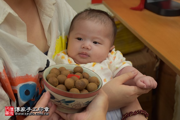 剃胎毛、滿月剃頭、嬰兒剃頭、嬰兒理髮、嬰兒剃髮、嬰兒剃胎毛、嬰兒滿月剃頭、寶寶剃頭、剃胎毛儀式、剃胎毛吉祥話、滿月剃頭儀式、滿月剃頭吉祥話、寶寶剃胎毛、寶寶滿月剃頭理髮、 新北市永和地區剃胎毛、新北市永和地區滿月剃頭、新北市永和地區嬰兒剃頭剃胎毛、新北市永和地區嬰兒理髮、新北市嬰兒剃髮、陳寶寶(新北永和區嬰兒寶寶滿月剃頭理髮、免費嬰兒剃胎毛儀式吉祥話)。中國風會場，爸媽寶貝免費穿「日中韓」古裝禮服。專業拍照、DVD光碟、證書。★購買「臍帶章、肚臍章、胎毛筆刷印章」贈送：剃頭、收涎、抓周，三選一。2017.09.23照片7