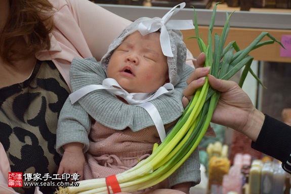 剃胎毛、滿月剃頭、嬰兒剃頭、嬰兒理髮、嬰兒剃髮、嬰兒剃胎毛、嬰兒滿月剃頭、寶寶剃頭、剃胎毛儀式、剃胎毛吉祥話、滿月剃頭儀式、滿月剃頭吉祥話、寶寶剃胎毛、寶寶滿月剃頭理髮、 新北市永和地區剃胎毛、新北市永和地區滿月剃頭、新北市永和地區嬰兒剃頭剃胎毛、新北市永和地區嬰兒理髮、新北市嬰兒剃髮、謝寶寶(新北永和區嬰兒寶寶滿月剃頭理髮、免費嬰兒剃胎毛儀式吉祥話)。中國風會場，爸媽寶貝免費穿「日中韓」古裝禮服。專業拍照、DVD光碟、證書。★購買「臍帶章、肚臍章、胎毛筆刷印章」贈送：剃頭、收涎、抓周，三選一。2017.10.26照片10