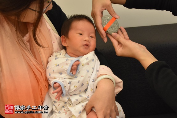 剃胎毛、滿月剃頭、嬰兒剃頭、嬰兒理髮、嬰兒剃髮、嬰兒剃胎毛、嬰兒滿月剃頭、寶寶剃頭、剃胎毛儀式、剃胎毛吉祥話、滿月剃頭儀式、滿月剃頭吉祥話、寶寶剃胎毛、寶寶滿月剃頭理髮、 新竹縣竹北地區剃胎毛、新竹縣竹北地區滿月剃頭、新竹縣竹北地區嬰兒剃頭剃胎毛、新竹縣竹北地區嬰兒理髮、新竹縣嬰兒剃髮、鄭寶寶(新竹竹北區到府嬰兒寶寶滿月剃頭理髮、免費到府嬰兒剃胎毛儀式吉祥話)。到府剃頭剃胎毛主持、專業拍照、DVD光碟、證書。★購買「臍帶章、肚臍章、胎毛筆刷印章」贈送：剃頭、收涎、抓周，三選一。2017.11.18照片5