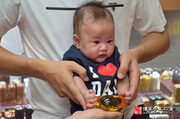 剃胎毛、滿月剃頭、嬰兒剃頭、嬰兒理髮、嬰兒剃髮、嬰兒剃胎毛、嬰兒滿月剃頭、寶寶剃頭、剃胎毛儀式、剃胎毛吉祥話、滿月剃頭儀式、滿月剃頭吉祥話、寶寶剃胎毛、寶寶滿月剃頭理髮、台中北屯區剃胎毛、台中北屯區滿月剃頭、台中北屯區嬰兒剃頭剃胎毛、台中北屯區嬰兒理髮、台中北屯區嬰兒剃髮、林寶寶(台中北屯區嬰兒寶寶滿月剃頭理髮、免費嬰兒剃胎毛儀式吉祥話)。中國風會場，爸媽寶貝免費穿「日中韓」古裝禮服。專業拍照、DVD光碟、證書。★購買「臍帶章、肚臍章、胎毛筆刷印章」贈送：剃頭、收涎、抓周，三選一。2016.08.01  照片15