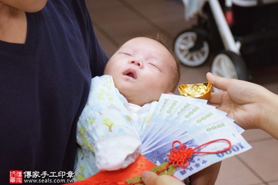 剃胎毛、滿月剃頭、嬰兒剃頭、嬰兒理髮、嬰兒剃髮、嬰兒剃胎毛、嬰兒滿月剃頭、寶寶剃頭、剃胎毛儀式、剃胎毛吉祥話、滿月剃頭儀式、滿月剃頭吉祥話、寶寶剃胎毛、寶寶滿月剃頭理髮、 苗栗公館鄉剃胎毛、苗栗公館鄉滿月剃頭、 苗栗公館鄉嬰兒剃頭剃胎毛、苗栗公館鄉嬰兒理髮、苗栗公館鄉嬰兒剃髮、張寶寶(苗栗公館鄉到府嬰兒寶寶滿月剃頭理髮、免費到府嬰兒剃胎毛儀式吉祥話)。到府剃頭剃胎毛主持、專業拍照、DVD光碟、證書。★購買「臍帶章、肚臍章、胎毛筆刷印章」贈送：剃頭、收涎、抓周，三選一。2016.08.28  照片13