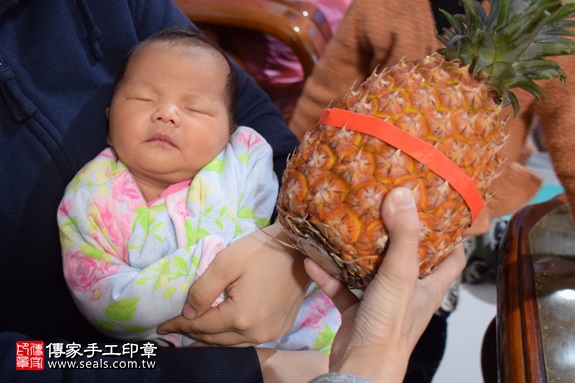 剃胎毛、滿月剃頭、嬰兒剃頭、嬰兒理髮、嬰兒剃髮、嬰兒剃胎毛、嬰兒滿月剃頭、寶寶剃頭、剃胎毛儀式、剃胎毛吉祥話、滿月剃頭儀式、滿月剃頭吉祥話、寶寶剃胎毛、寶寶滿月剃頭理髮、 新北板橋區剃胎毛、新北板橋區滿月剃頭、 新北板橋區嬰兒剃頭剃胎毛、新北板橋區嬰兒理髮、新北板橋區嬰兒剃髮、林寶寶(新北板橋區到府嬰兒寶寶滿月剃頭理髮、免費到府嬰兒剃胎毛儀式吉祥話)。到府剃頭剃胎毛主持、專業拍照、DVD光碟、證書。★購買「臍帶章、肚臍章、胎毛筆刷印章」贈送：剃頭、收涎、抓周，三選一。2017.03.22  照片13