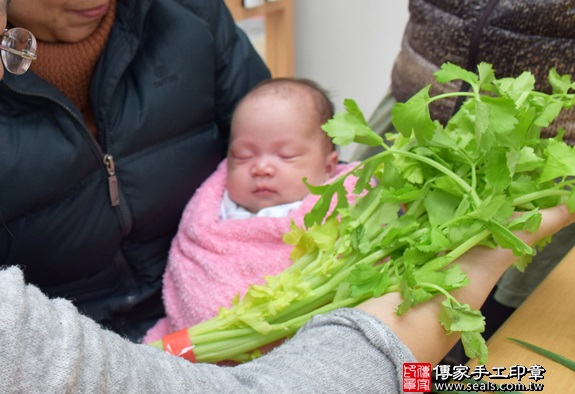 剃胎毛、滿月剃頭、嬰兒剃頭、嬰兒理髮、嬰兒剃髮、嬰兒剃胎毛、嬰兒滿月剃頭、寶寶剃頭、剃胎毛儀式、剃胎毛吉祥話、滿月剃頭儀式、滿月剃頭吉祥話、寶寶剃胎毛、寶寶滿月剃頭理髮、新竹香山區剃胎毛、新竹香山區滿月剃頭、新竹香山區嬰兒剃頭剃胎毛、新竹香山區嬰兒理髮、新竹香山區嬰兒剃髮、林寶寶(新竹香山區嬰兒寶寶滿月剃頭理髮、免費嬰兒剃胎毛儀式吉祥話)。中國風會場，爸媽寶貝免費穿「日中韓」古裝禮服。專業拍照、DVD光碟、證書。★購買「臍帶章、肚臍章、胎毛筆刷印章」贈送：剃頭、收涎、抓周，三選一。2016.01.29 照片11